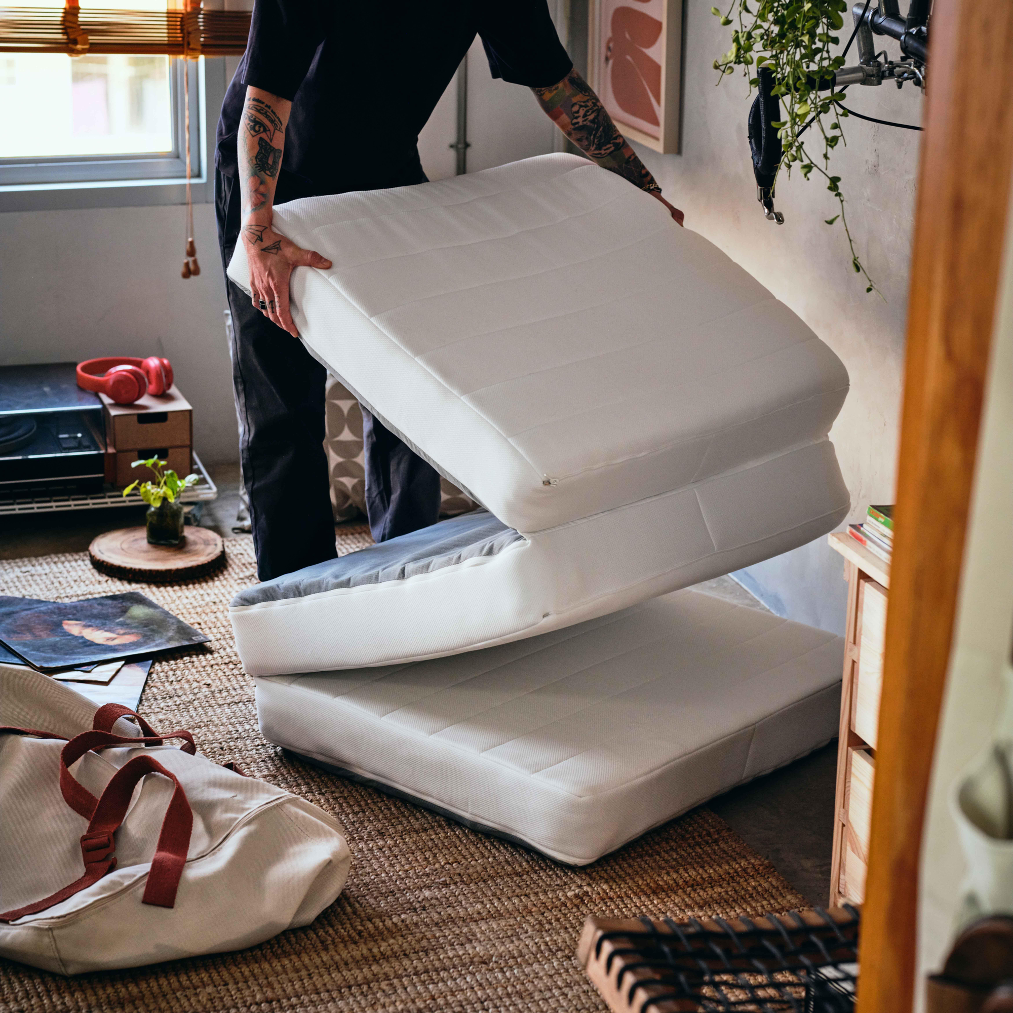 Los muebles siempre han sido mucho más que objetos utilitarios: condensan aspiraciones, formas de convivencia y expectativas de futuro.