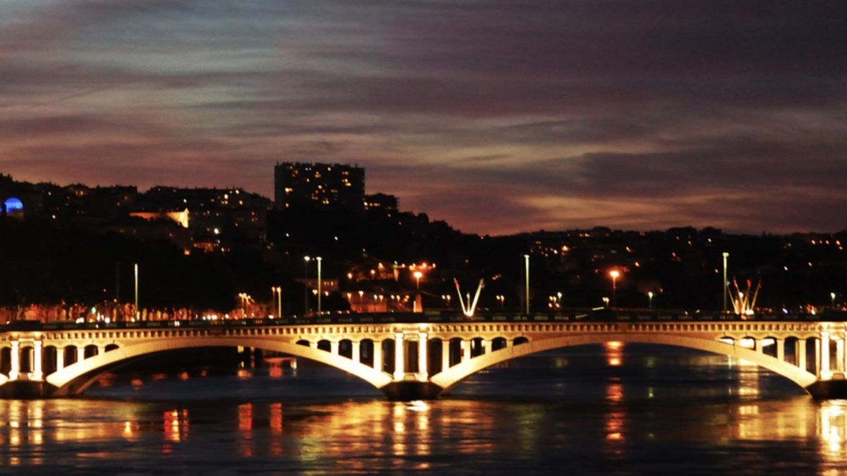 Cruzar los dos ríos fue durante siglos un desafío técnico monumental, especialmente en el Ródano (en la imagen), donde la falta de afloramientos rocosos dificultaba asentar pilares sólidos