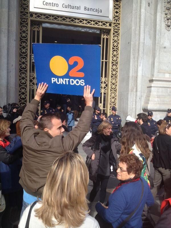 Los trabajadores de RTVV protestan a la llegada del President Fabra al Centro Cultural Bancaja/@SerCapelo