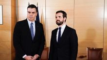 Pedro Sánchez y Pablo Casado, antes de iniciar la reunión de este lunes.