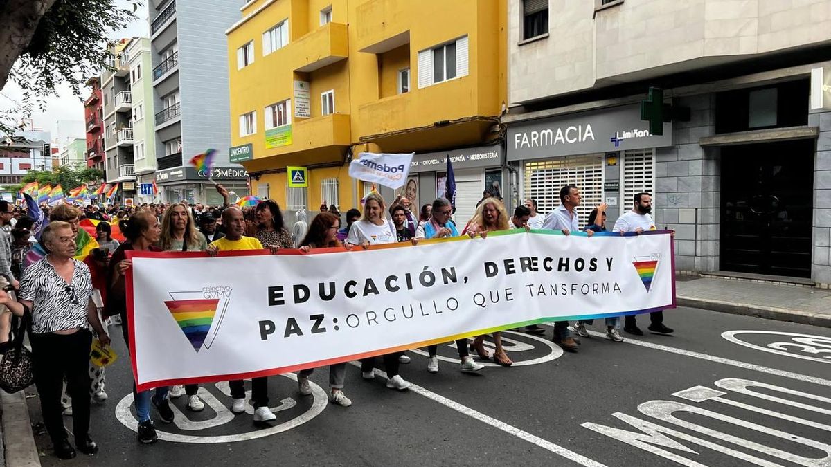 Manifestantes marchan por Las Palmas de Gran Canaria en la manifestación por el Día de Orgullo LGTBI.