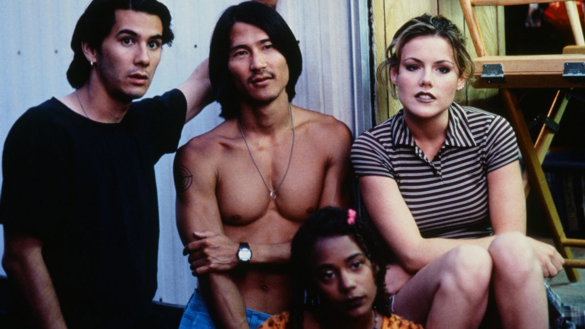 Gregg Araki, en el medio, en el rodaje de 'Nowhere'