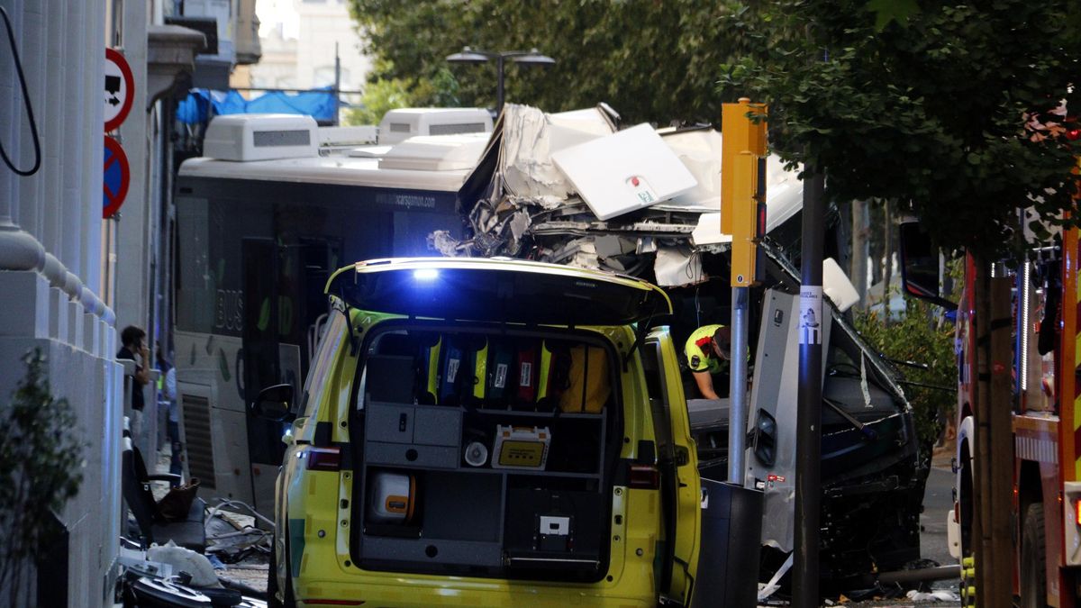Un autocar choca contra la fachada de la Diputación de Lleida y deja 35 heridos