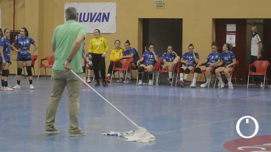 Las jugadoras del Deza CBM aguardan el secado de la pista en Fátima