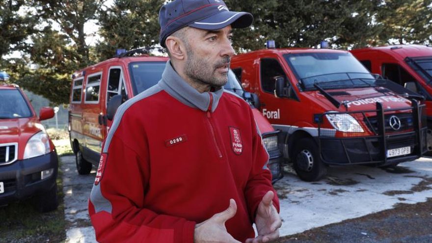 El responsable de comunicación de la Policía Foral, Mikel Santamaría, durante la entrevista.