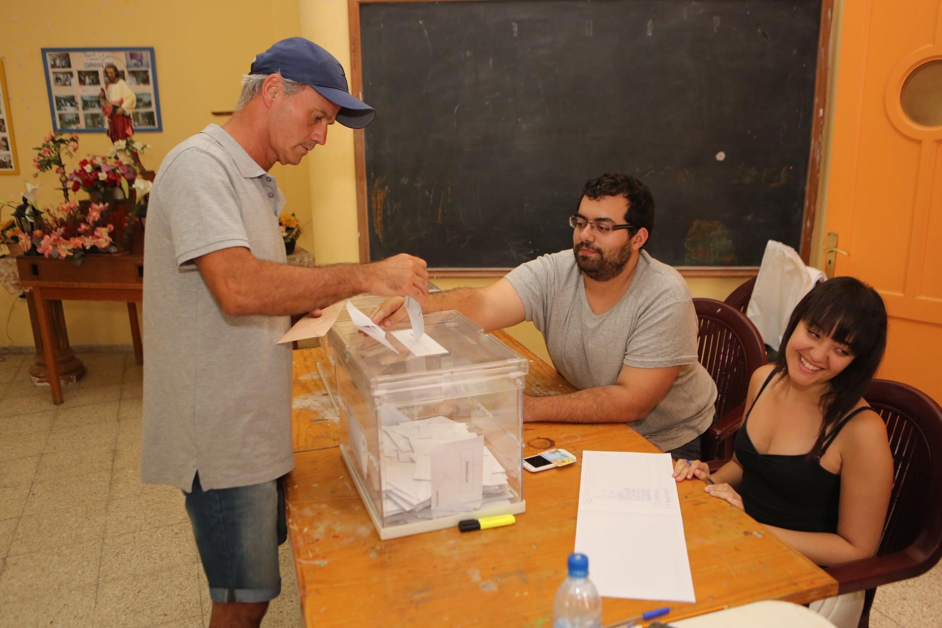 Jornada electoral en la Asociación de Vecinos El Moral, Telde (Alejandro Ramos)