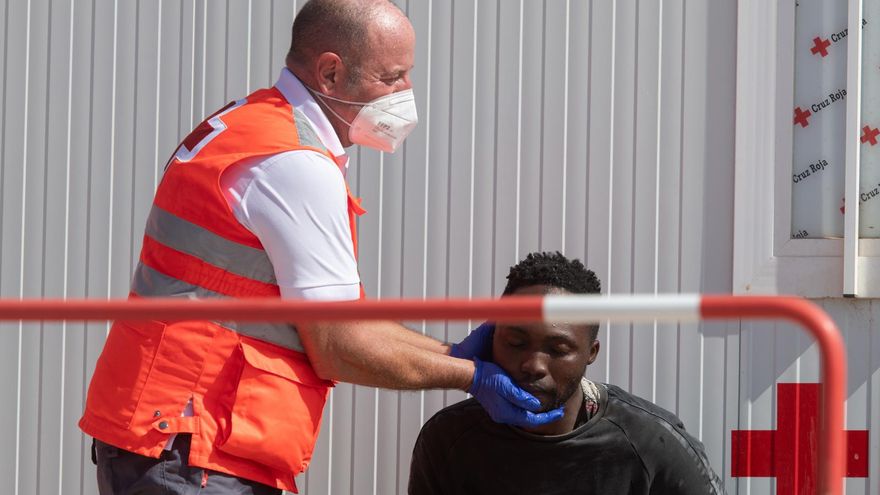 Cruz Roja atiende a los 55 migrantes rescatados cerca de Fuerteventura