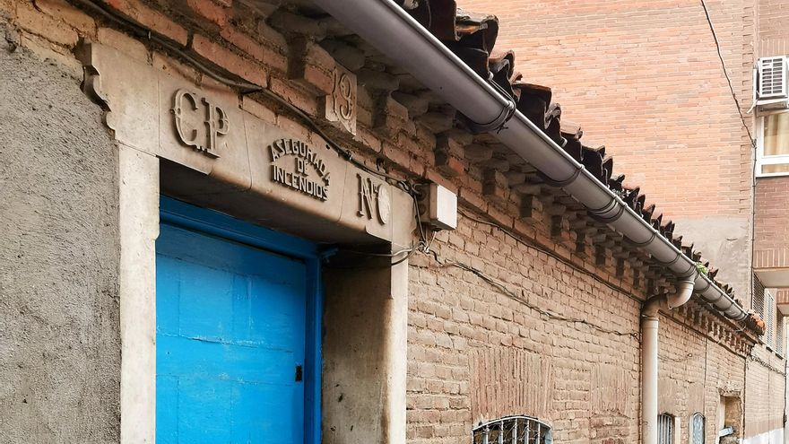 El derribo de uno de los neomudéjares más antiguos de Tetuán certifica que nadie protege las casas bajas