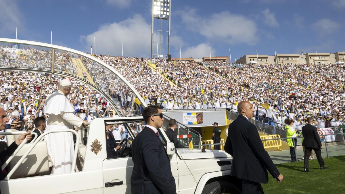 El papa León XIV entrando al Estadio de Gran Canaria para dar una misa multitudinaria.