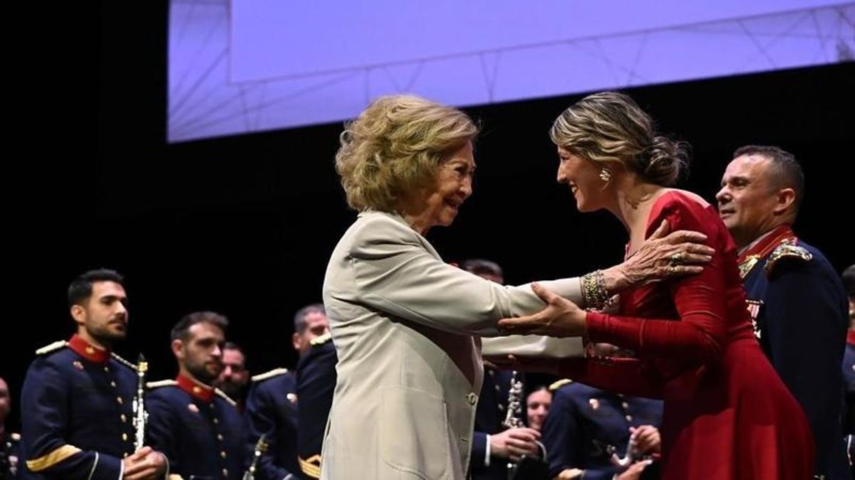 La reina Sofía saluda a María Dolores Gaitán en el Teatro Real.