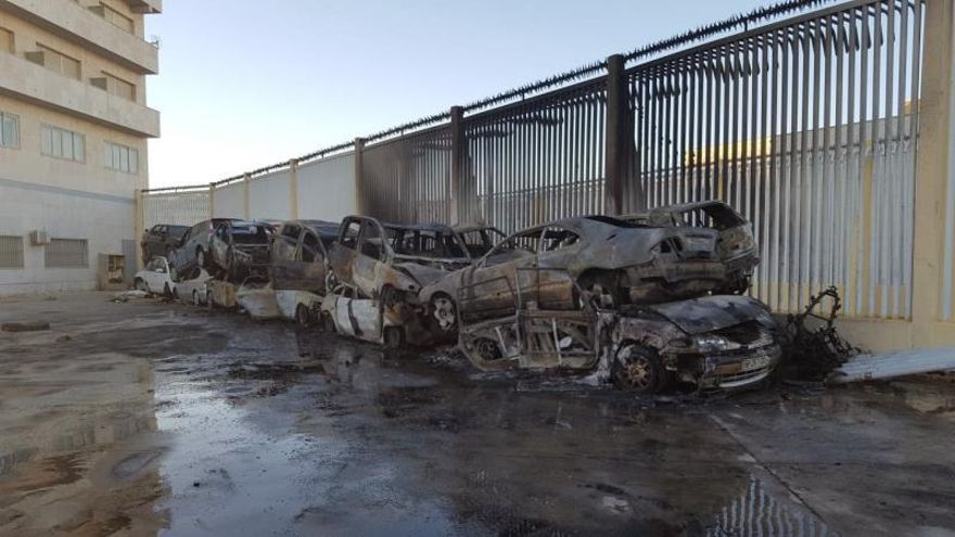Un grave incendio calcina a 16 vehículos y un remolque en el puerto de Ceuta