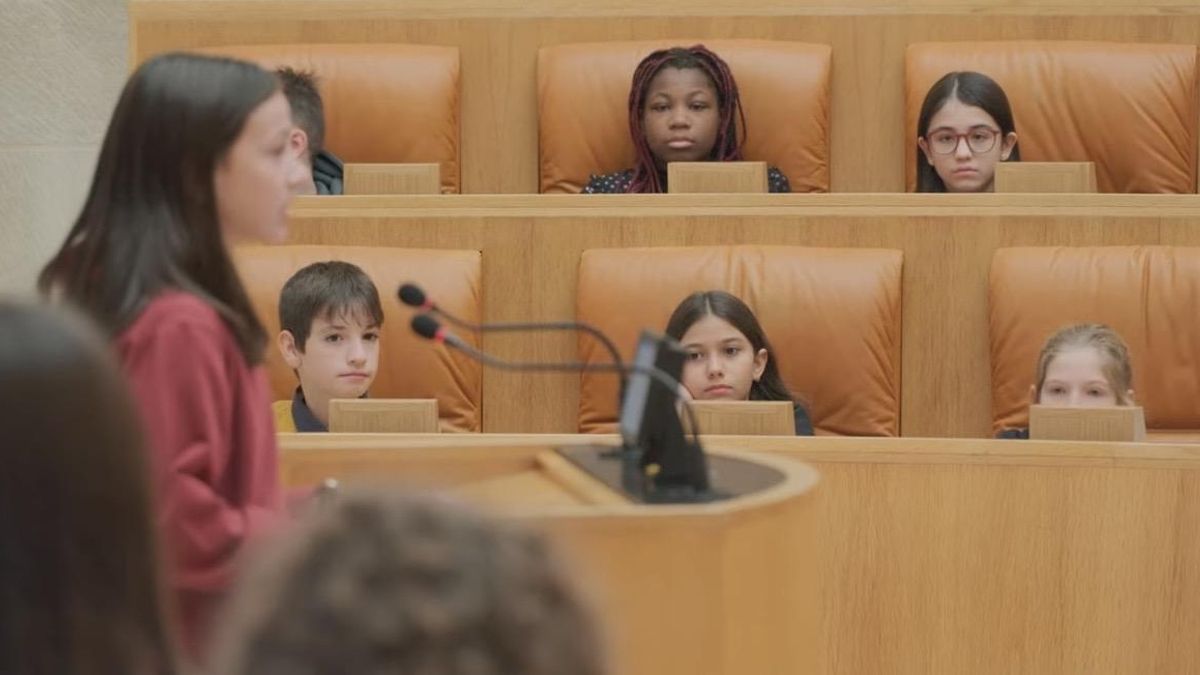 Escolares leyendo La Constitución