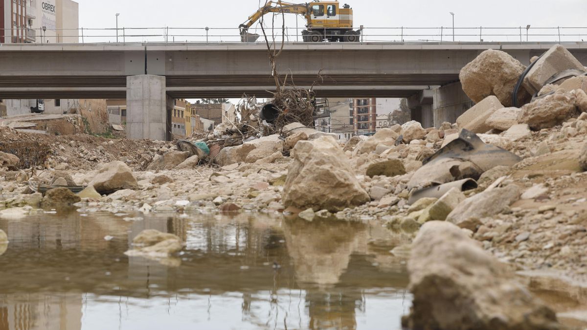 Imagen de archivo de los trabajos del primer puente reconstruido sobre el barranco del Poyo tras la dana del 29 de octubre.