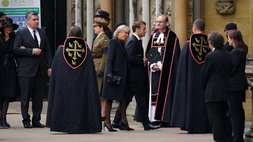 El presidente francés Emmanuel Macron y la primera dama Brigitte Macron llegan al funeral de la reina Isabel II en la Abadía de Westminster.
