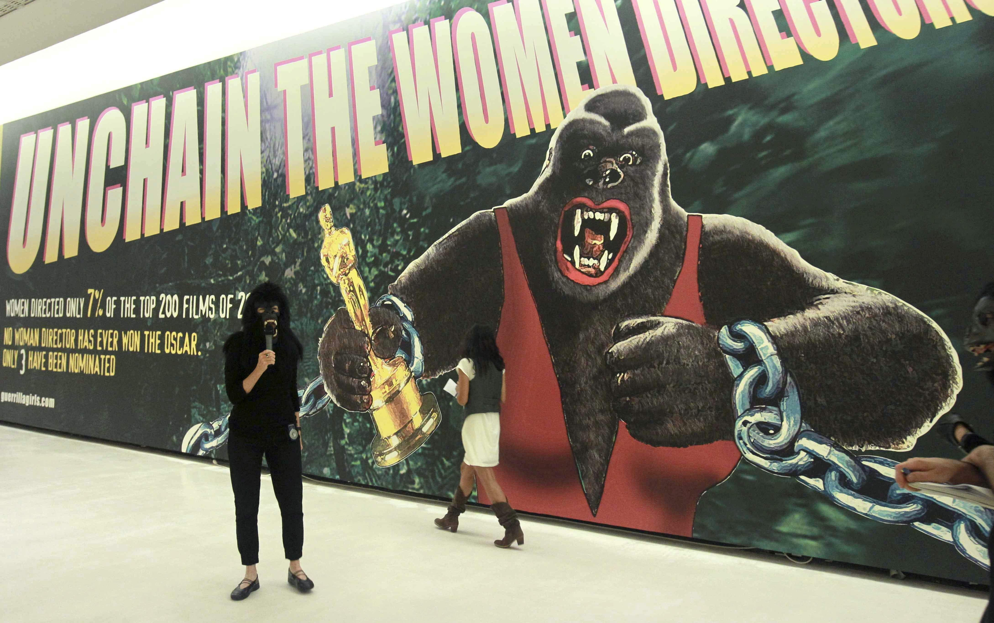 La exposición retrospectiva sobre el colectivo Guerrilla Girls 1985-2013 en la Alhóndiga de Bilbao