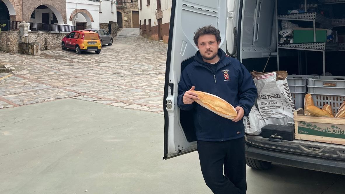 Ocón aprueba una ayuda para Adrián, el panadero riojano que sirve a domicilio a pesar de no ser rentable
