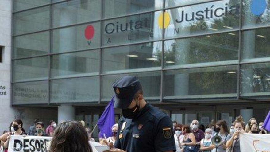 Durante una de las identificaciones aleatorias de este martes frende al Palacio de la Justicia de València.