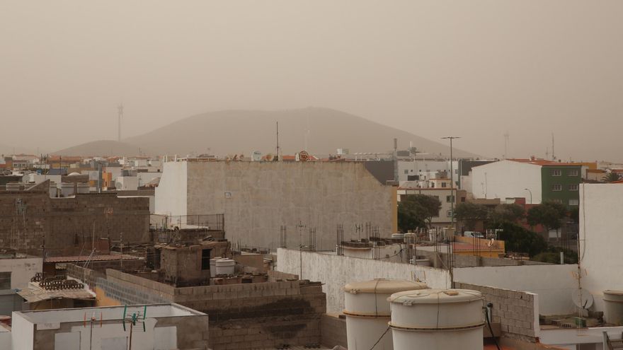 Calima sobre Vecindario y Montaña de Masaciega frente a Casa Pastores, en Gran Canaria
