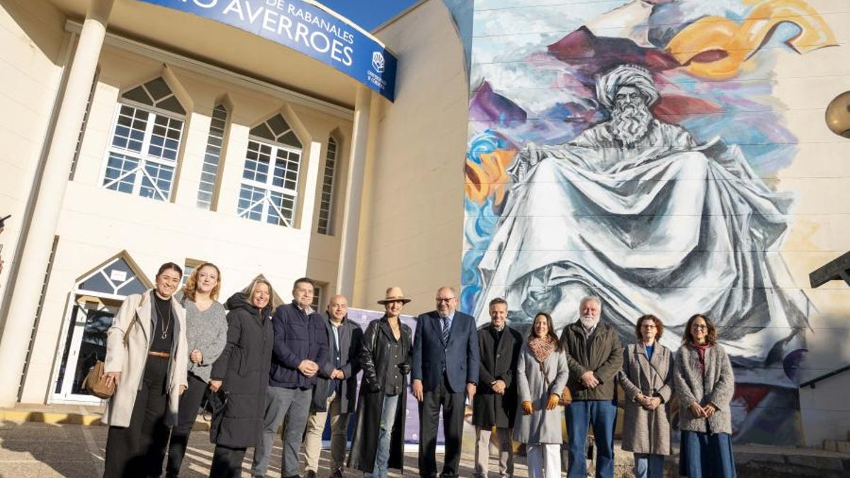 Un mural gigante de Averroes recibe a los alumnos en el aulario de Rabanales