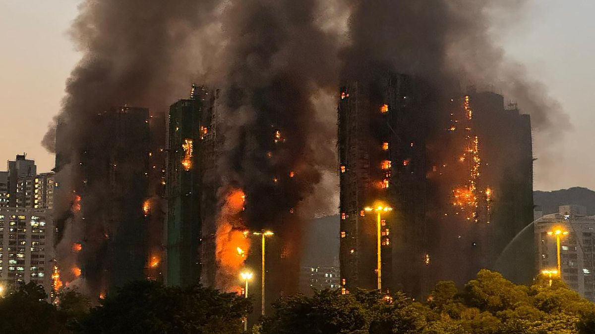 Un gran incendio envuelve varios bloques de apartamentos en la urbanización Wang Fuk Court, en el distrito Tai Po de Hong Kong, este miércoles.