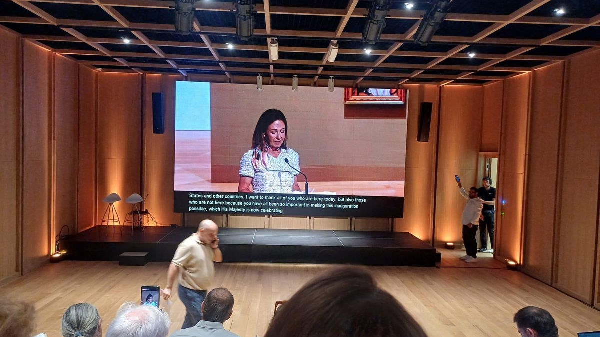 Discurso de la presidenta Ana Botín que los medios siguieron a través de una pantalla.