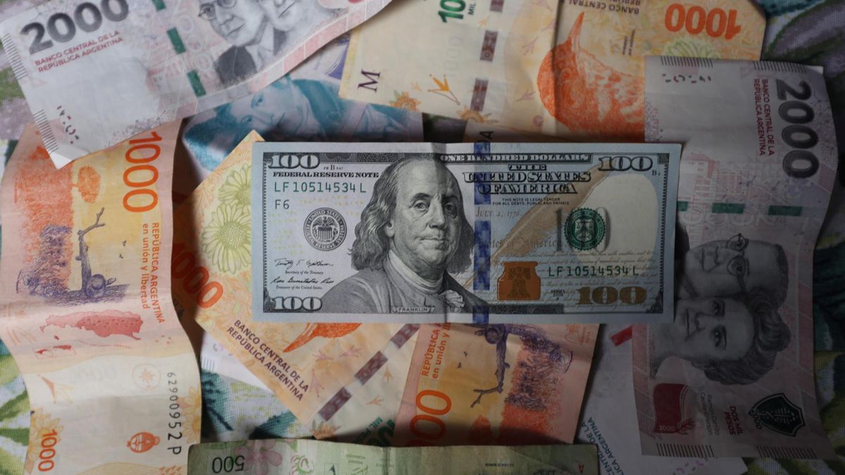 El dólar sigue en alza y superó los $1.500.