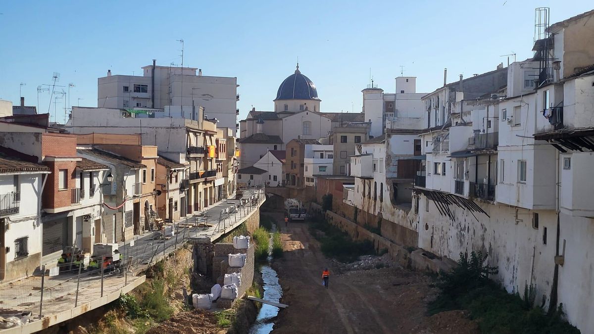 El barranc al seu pas per la localitat de Xiva.