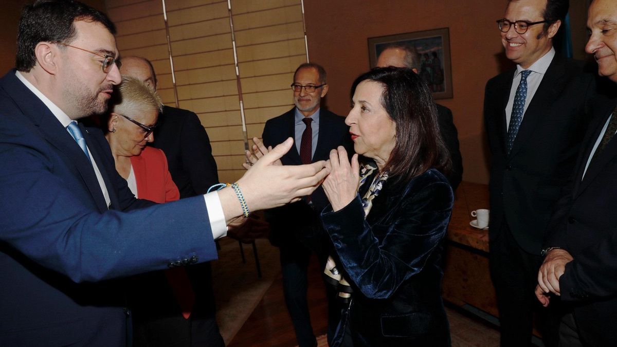 Adrián Barbón saluda a la ministra de Defensa, Margarita Robles, en el acto de entrega de la medalla de oro de la Cámara de Comercio de Oviedo.
