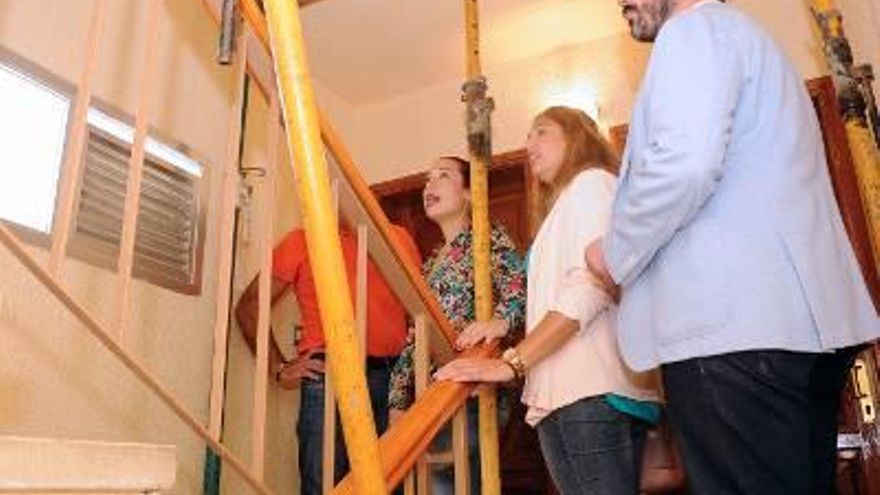 La vicepresidenta del Gobierno visitó la urbanización afectada por aluminosis