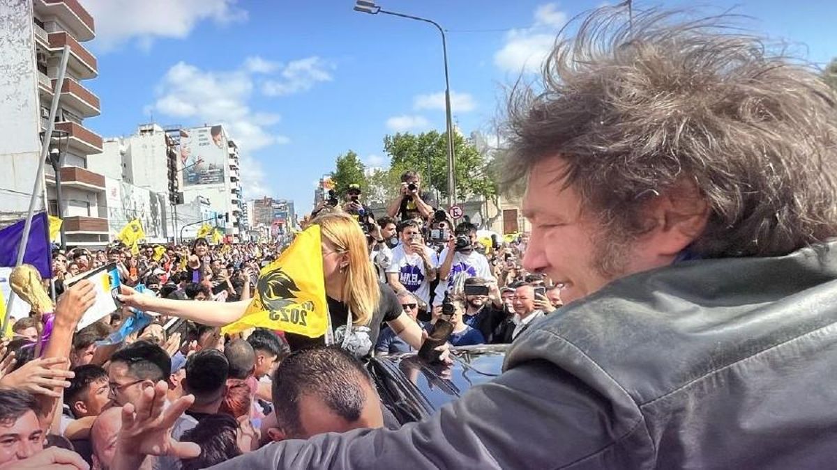 Javier Milei intensifica la campaña electoral por el interior del país.