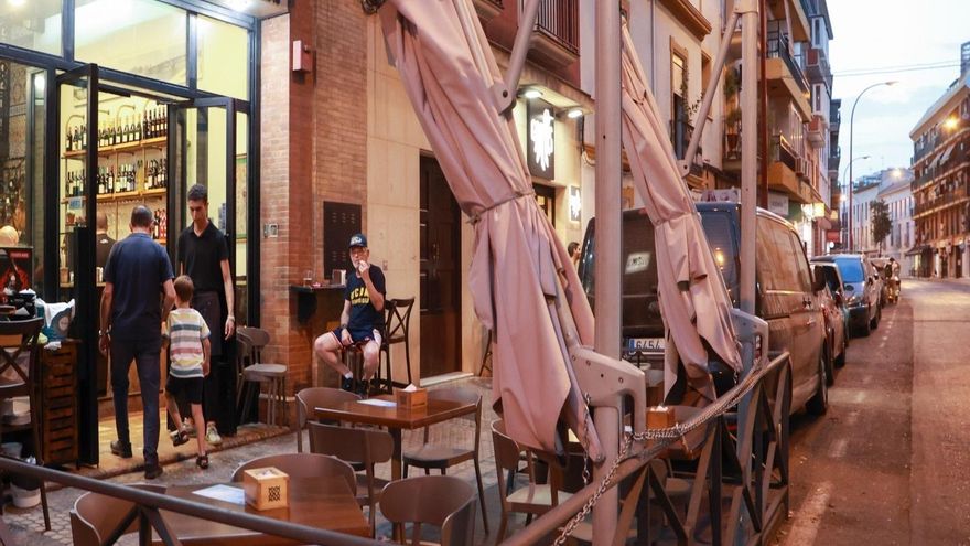 El Ayuntamiento de Sevilla suaviza requisitos y da a los bares tres años para adaptar sus veladores a la ordenanza