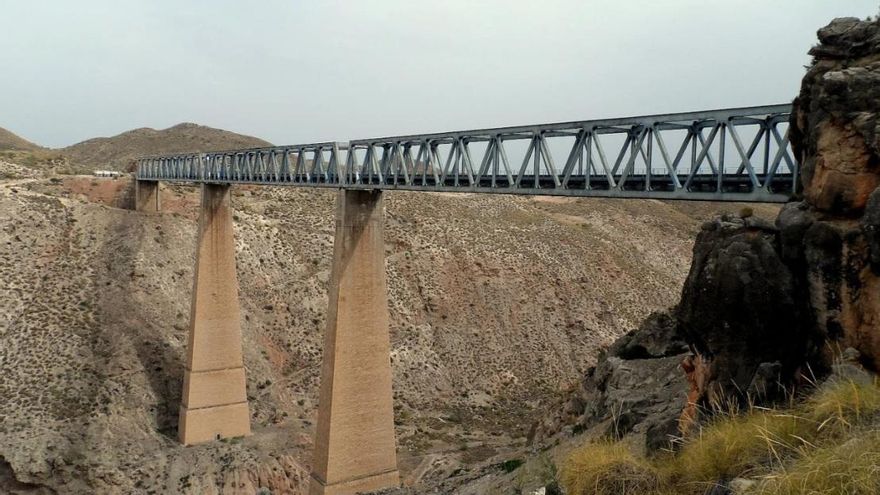 De 318 metros y construido en 1899, es uno de los puentes más impresionantes de nuestra red ferroviaria