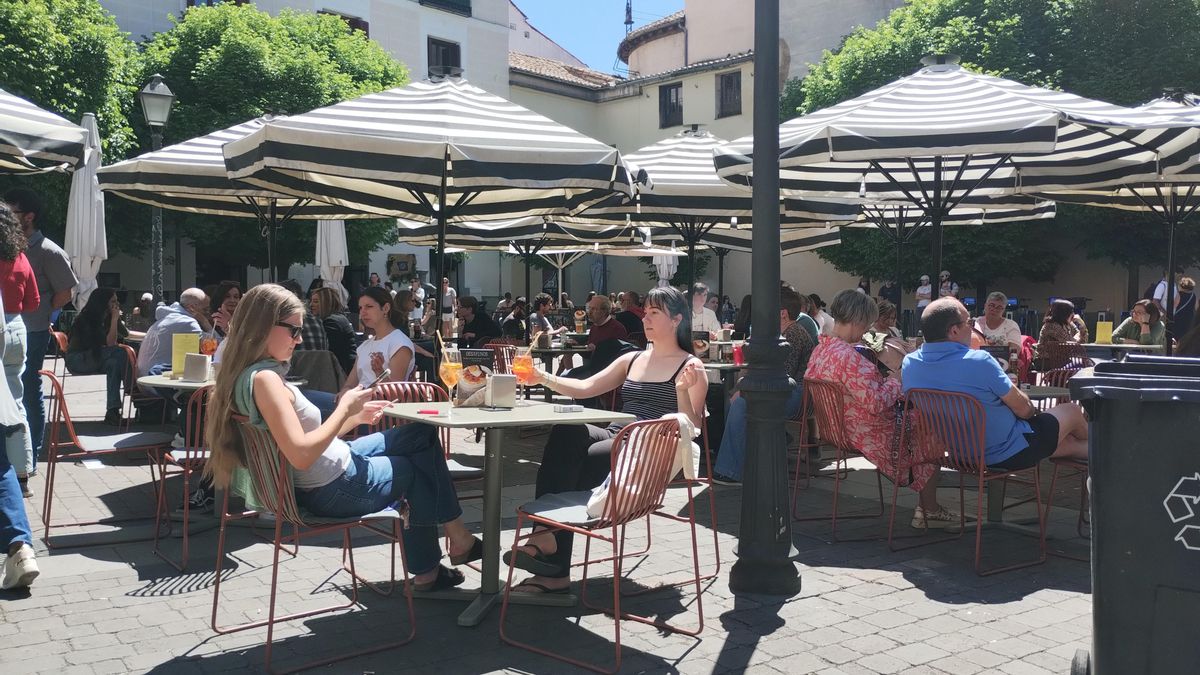 Más Madrid pide a Almeida no conceder más permisos de terraza en el centro histórico por su "saturación" hostelera