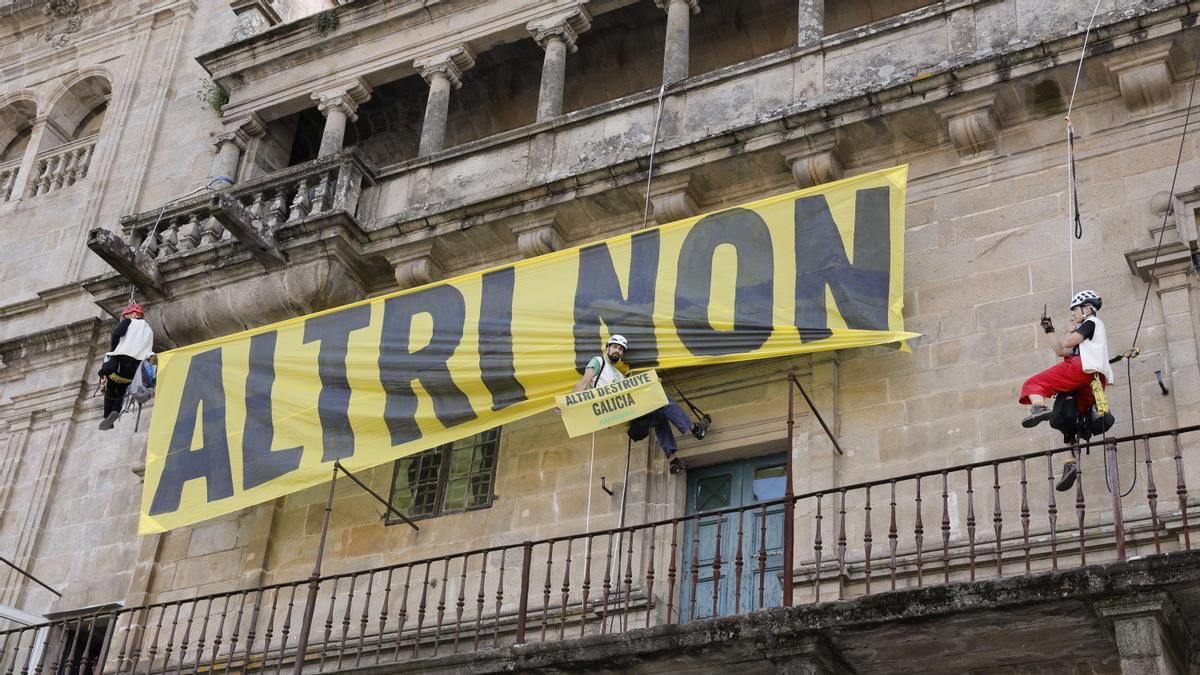 Miembros de Greenpeace colocan una pancarta en la catedral de Santiago de Compostela en contra de la celulosa Altri