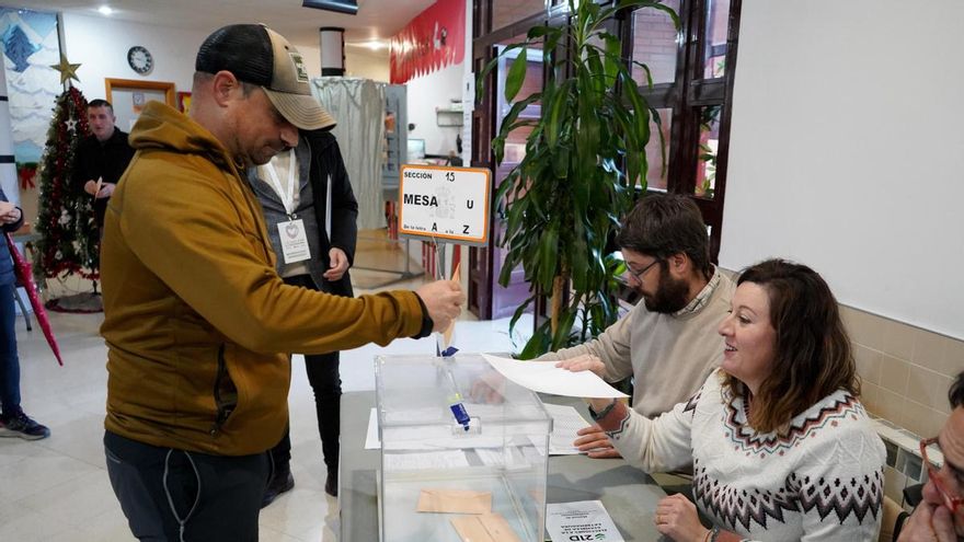 Un hombre ejerce su derecho al voto en un colegio en Plasencia, este domingo.