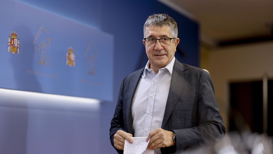 El portavoz del PSOE en el Congreso, Patxi López, se dirige a dar una rueda de prensa este martes, en el Congreso de los Diputados.