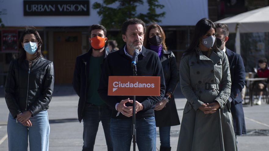 El candidato de Ciudadanos (Cs) a la Presidencia de la Comunidad de Madrid, Edmundo Bal, acompañado de la presidenta del partido, Inés Arrimadas, y de la vicealcaldesa de Madrid, Begoña Villacís, durante la presentación de la lona de campaña del partido.