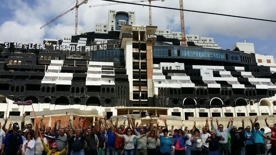 Más de un centenar de vecinos de Carboneras reivindican que el hotel de El Algarrobico sea "legal"