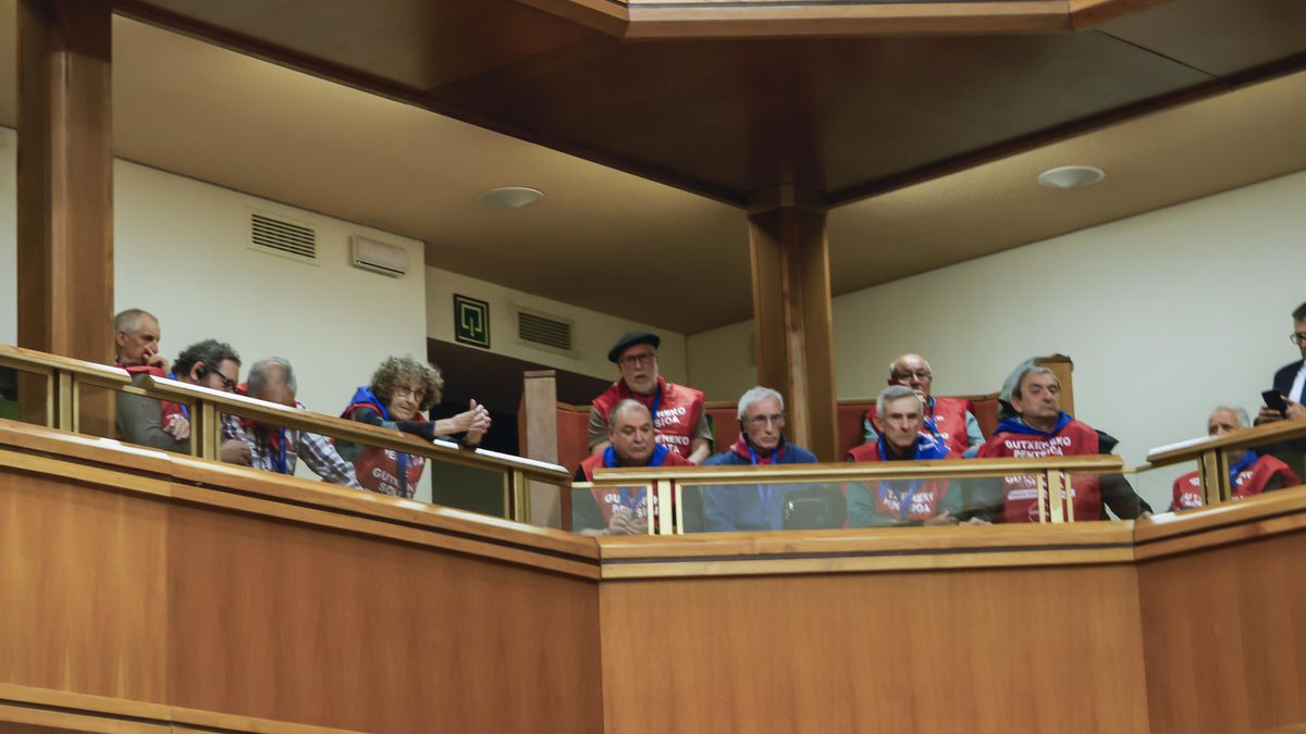 Pensionistas asistentes al debate parlamentario