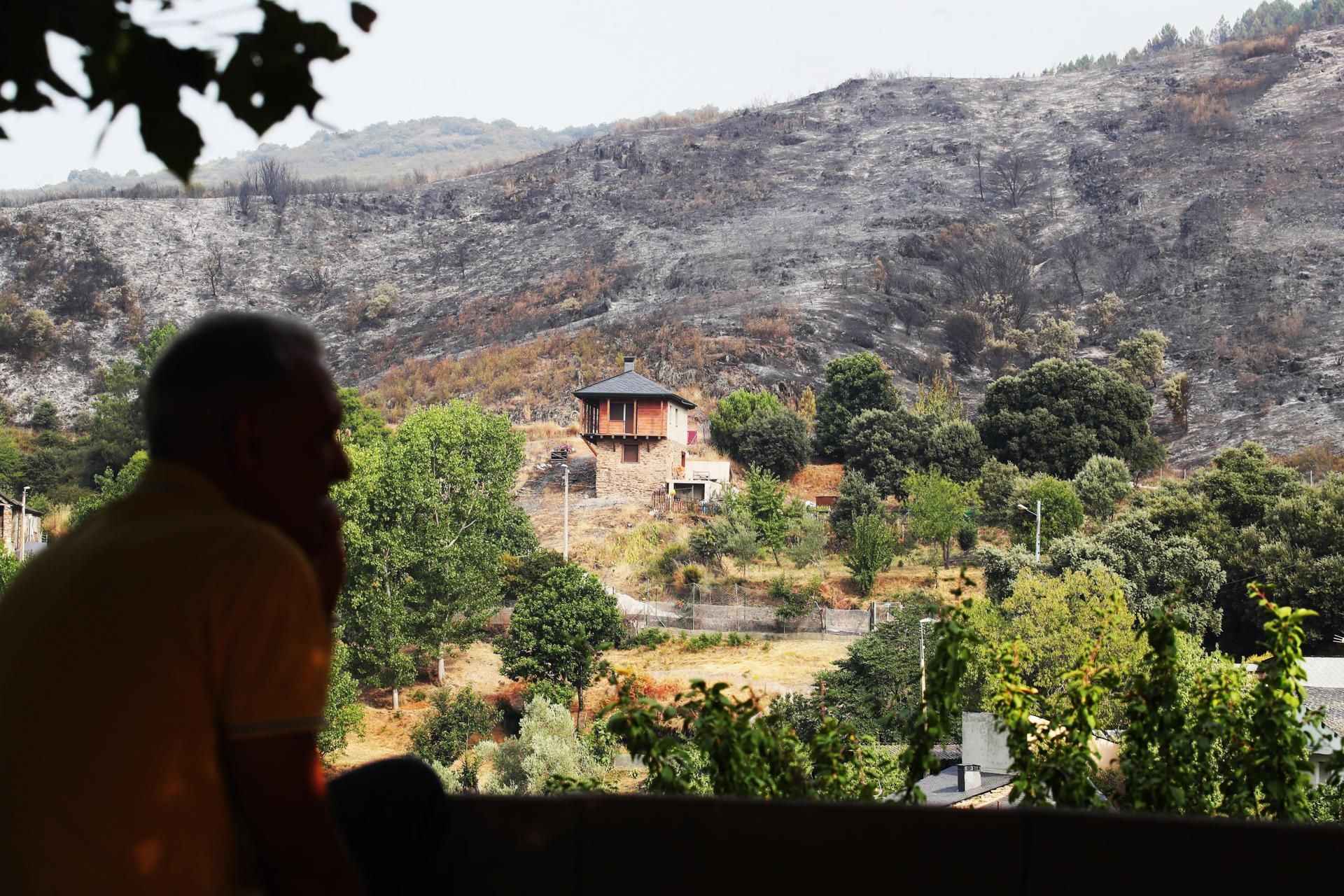 Incendio en Yeres. / Ana F. Barredo / Agencia EFE