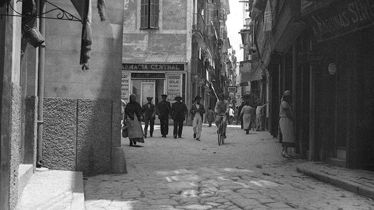 Antigua fotografía de la céntrica calle Jaume II, donde se ubica la mercería