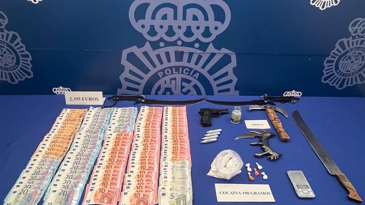 Cocaína, armas y dinero requisado en el inmueble