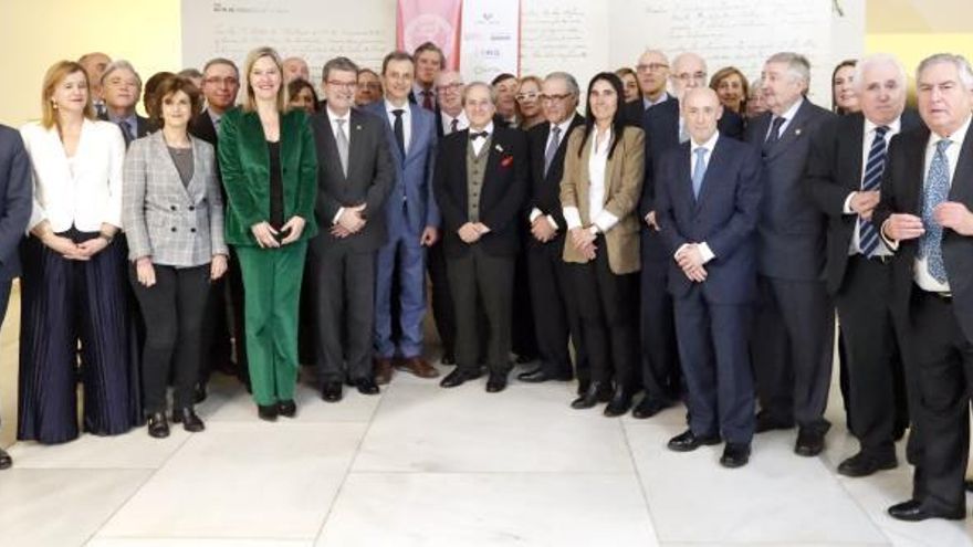 El ministro de Ciencia e Innovación Pedro Duque, (c) junto al presidente de la academia de ciencias médicas de Bilbao Ricardo Franco, (cd) el alcalde de Bilbao, Juan Mari Aburto, (ci) personalidades y médicos académicos, en la fotografía de familia con motivo de la conmemoración de su 125 aniversario.
