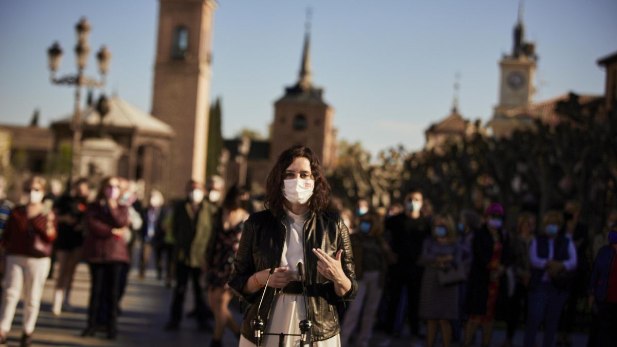 La presidenta de la Comunidad de Madrid y candidata a la reelección, Isabel Díaz Ayuso, visita uno de los comercios de la calle Mayor, a 6 de abril de 2021, en Alcalá de Henares, Madrid (España).
