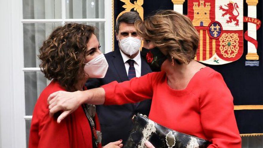 Susana Díaz saluda a María Jesús Montero durante la toma de posesión del nuevo delegado del Gobierno en Andalucía, Pedro Fernández.