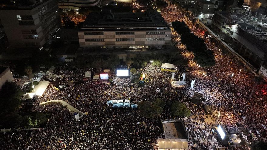 Cientos de miles de manifestantes israelíes piden a Netanyahu un acuerdo de alto el fuego para liberar a los rehenes