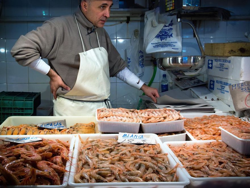 Mariscos de primera en el Mercado del Carmen de Huelva.