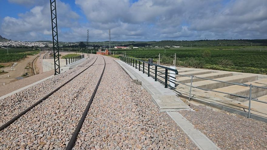 El 'by-pass' de Almodóvar ya tiene vías y catenarias: se estrenará en el segundo semestre de este año