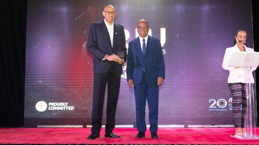 Ulisses Correia e Silva junto con Carlos Almeida, director de Recursos Humanos de RIU en Cabo Verde y empleado más antiguo de RIU en Cabo Verde.