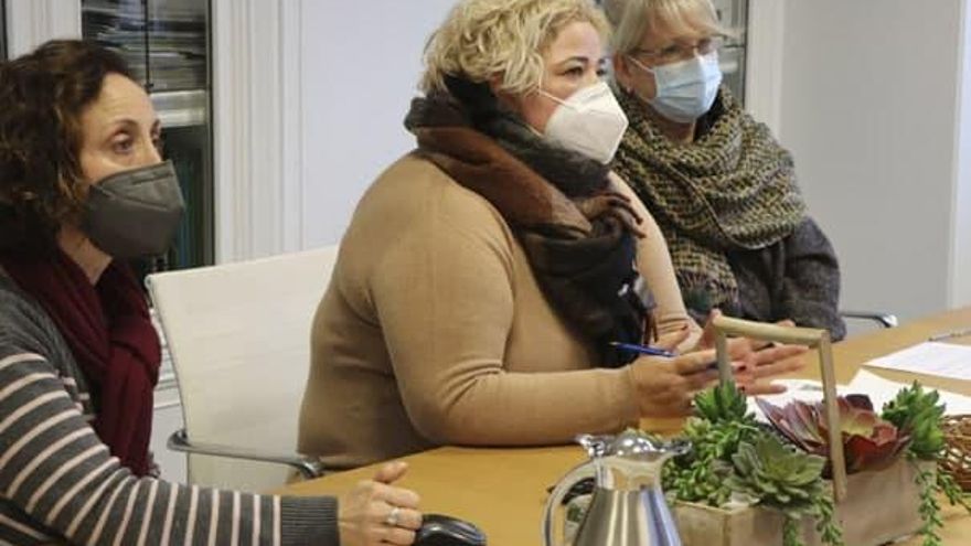 La diputada Maite Peña, en el centro, durante la reunión telemática sobre Aiton-Etxe